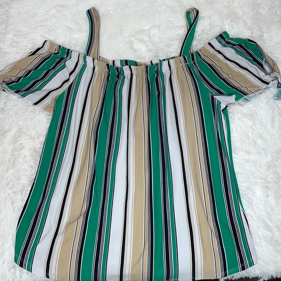 Bobbie B Brooks Cold Shoulder Top - Picture 1 of 7
